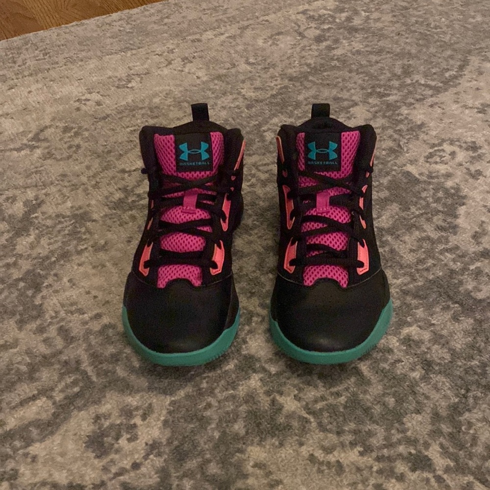 Under Armor Size 3.5 Girls Basketball Shoes